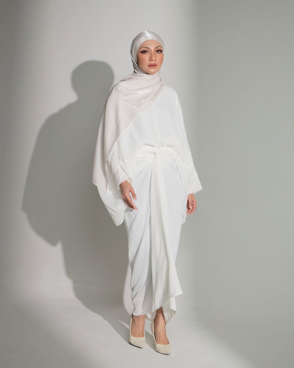 haura-wear-amra-skirt-set-sulam-embroidery-pario-klasik-tradisional-mini kebaya-fabrik eyelet-raya-muslimah-long-sleeve-baju-skirt-kain-perempuan-baju-sepasang (17)