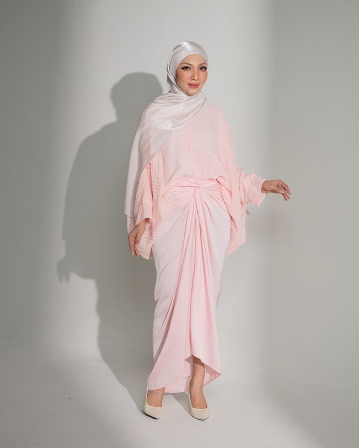 haura-wear-amra-skirt-set-sulam-embroidery-pario-klasik-tradisional-mini kebaya-fabrik eyelet-raya-muslimah-long-sleeve-baju-skirt-kain-perempuan-baju-sepasang (18)
