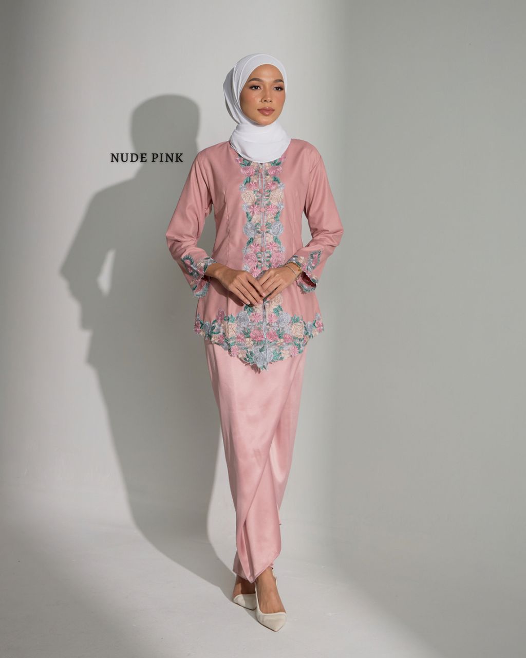 haura-wear-dhara-skirt-set-sulam-embroidery-pario-klasik-tradisional-mini kebaya-fabrik eyelet-raya-muslimah-long-sleeve-baju-skirt-kain-perempuan-baju-sepasang (4)