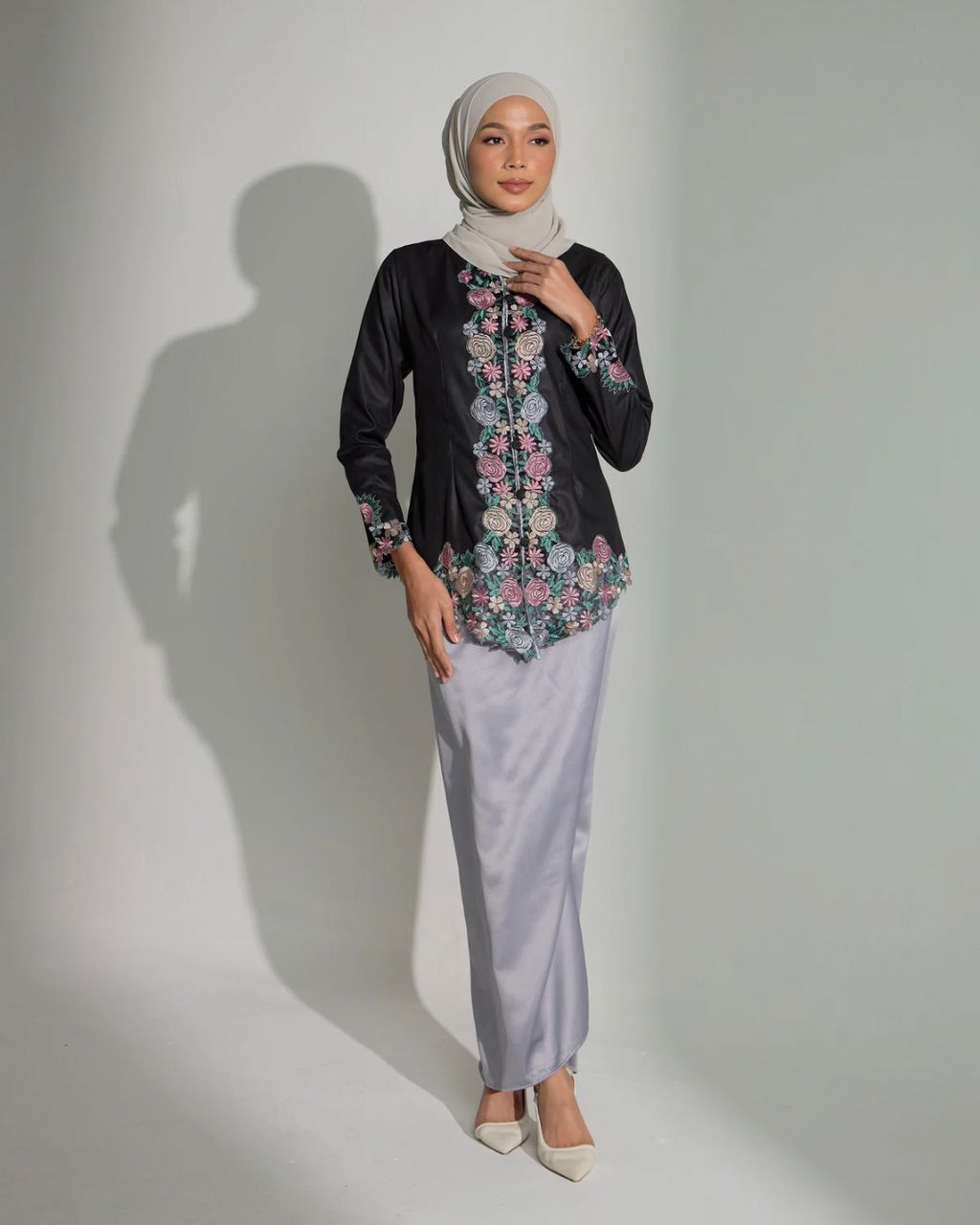 haura-wear-dhara-skirt-set-sulam-embroidery-pario-klasik-tradisional-mini kebaya-fabrik eyelet-raya-muslimah-long-sleeve-baju-skirt-kain-perempuan-baju-sepasang (7)