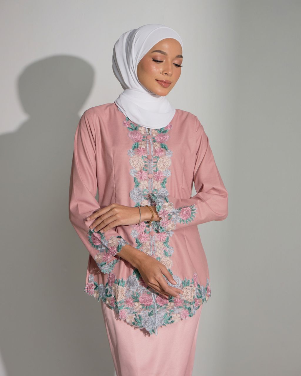 haura-wear-dhara-skirt-set-sulam-embroidery-pario-klasik-tradisional-mini kebaya-fabrik eyelet-raya-muslimah-long-sleeve-baju-skirt-kain-perempuan-baju-sepasang (12)