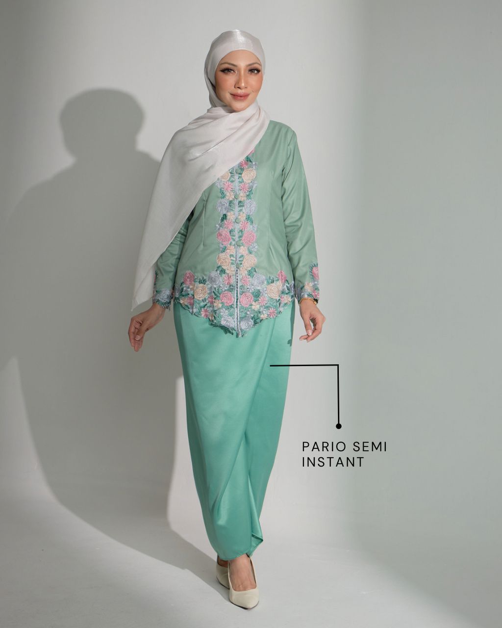 haura-wear-dhara-skirt-set-sulam-embroidery-pario-klasik-tradisional-mini kebaya-fabrik eyelet-raya-muslimah-long-sleeve-baju-skirt-kain-perempuan-baju-sepasang (14)