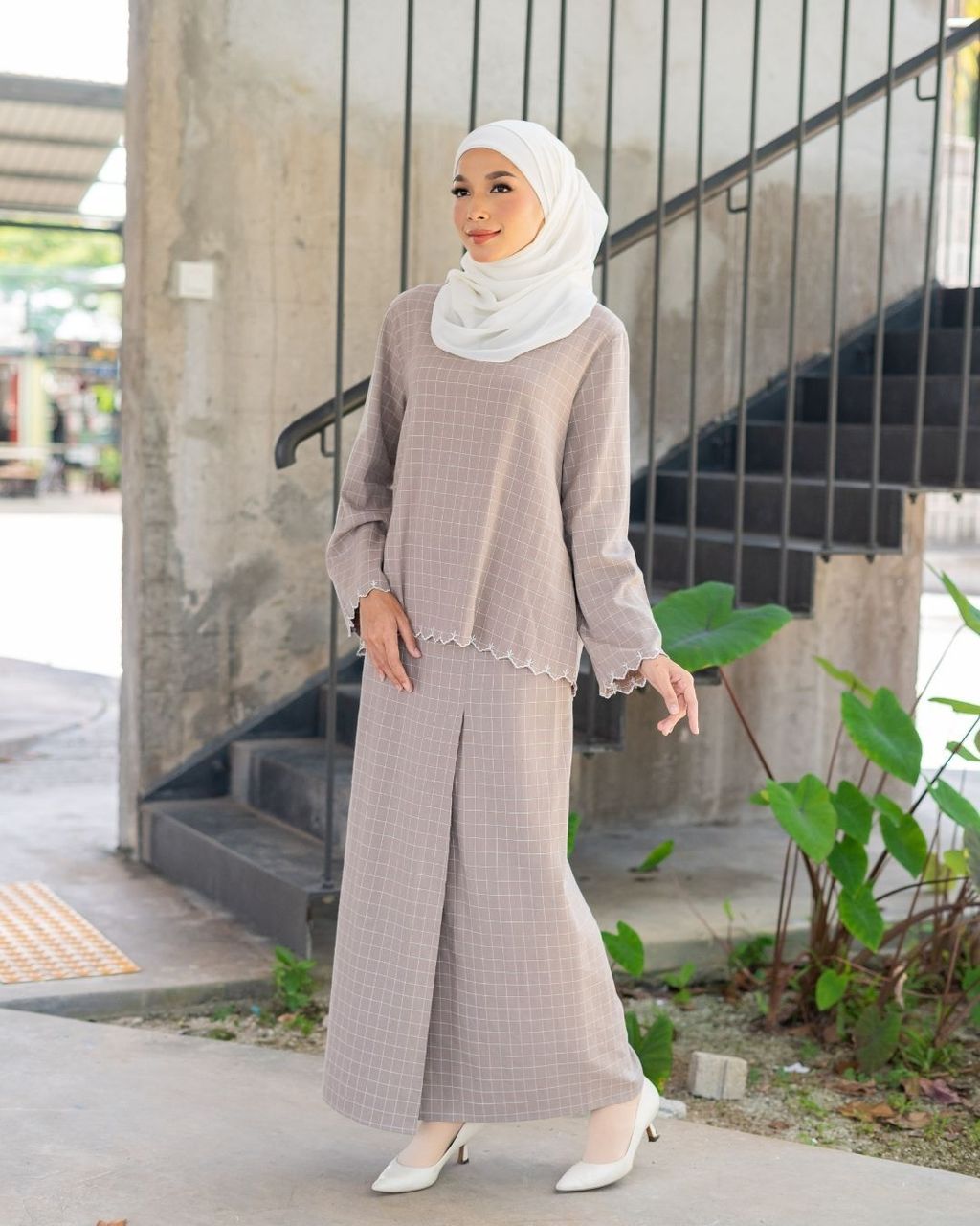 haura-wear-manes-skirt-set-sulam-embroidery-pario-klasik-tradisional-mini kebaya-fabrik eyelet-raya-muslimah-long-sleeve-baju-skirt-kain-perempuan-baju-sepasang (7)