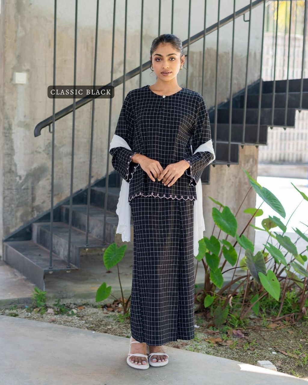 haura-wear-manes-skirt-set-sulam-embroidery-pario-klasik-tradisional-mini kebaya-fabrik eyelet-raya-muslimah-long-sleeve-baju-skirt-kain-perempuan-baju-sepasang (2)