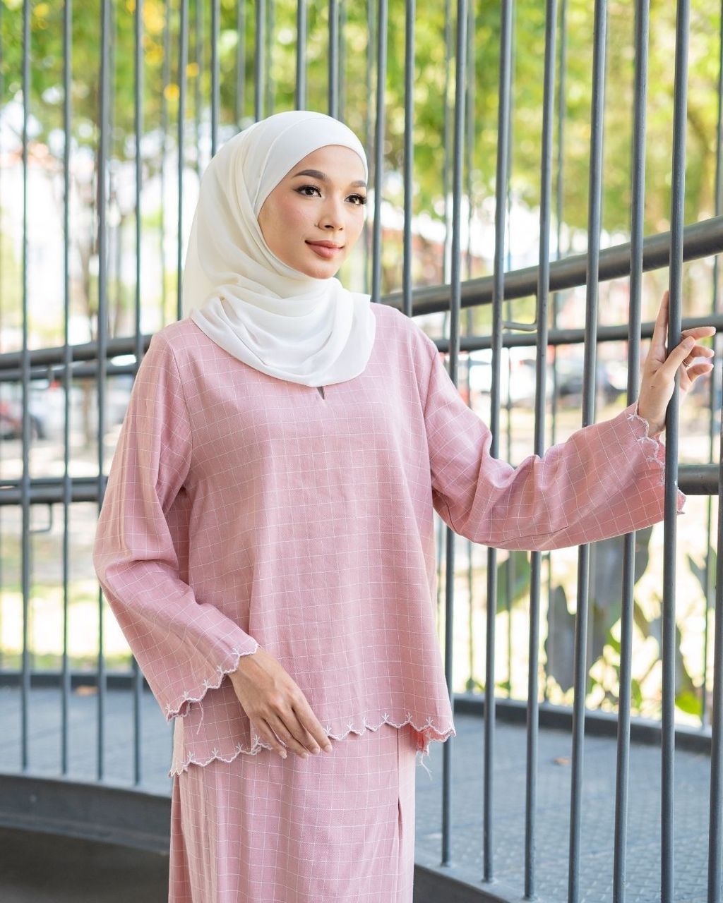 haura-wear-manes-skirt-set-sulam-embroidery-pario-klasik-tradisional-mini kebaya-fabrik eyelet-raya-muslimah-long-sleeve-baju-skirt-kain-perempuan-baju-sepasang (12)
