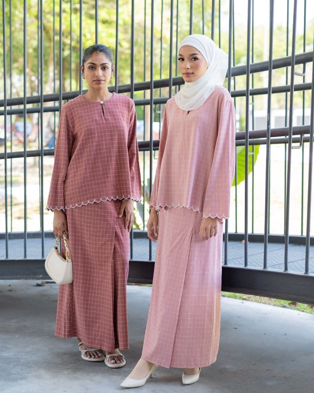 haura-wear-manes-skirt-set-sulam-embroidery-pario-klasik-tradisional-mini kebaya-fabrik eyelet-raya-muslimah-long-sleeve-baju-skirt-kain-perempuan-baju-sepasang (13)