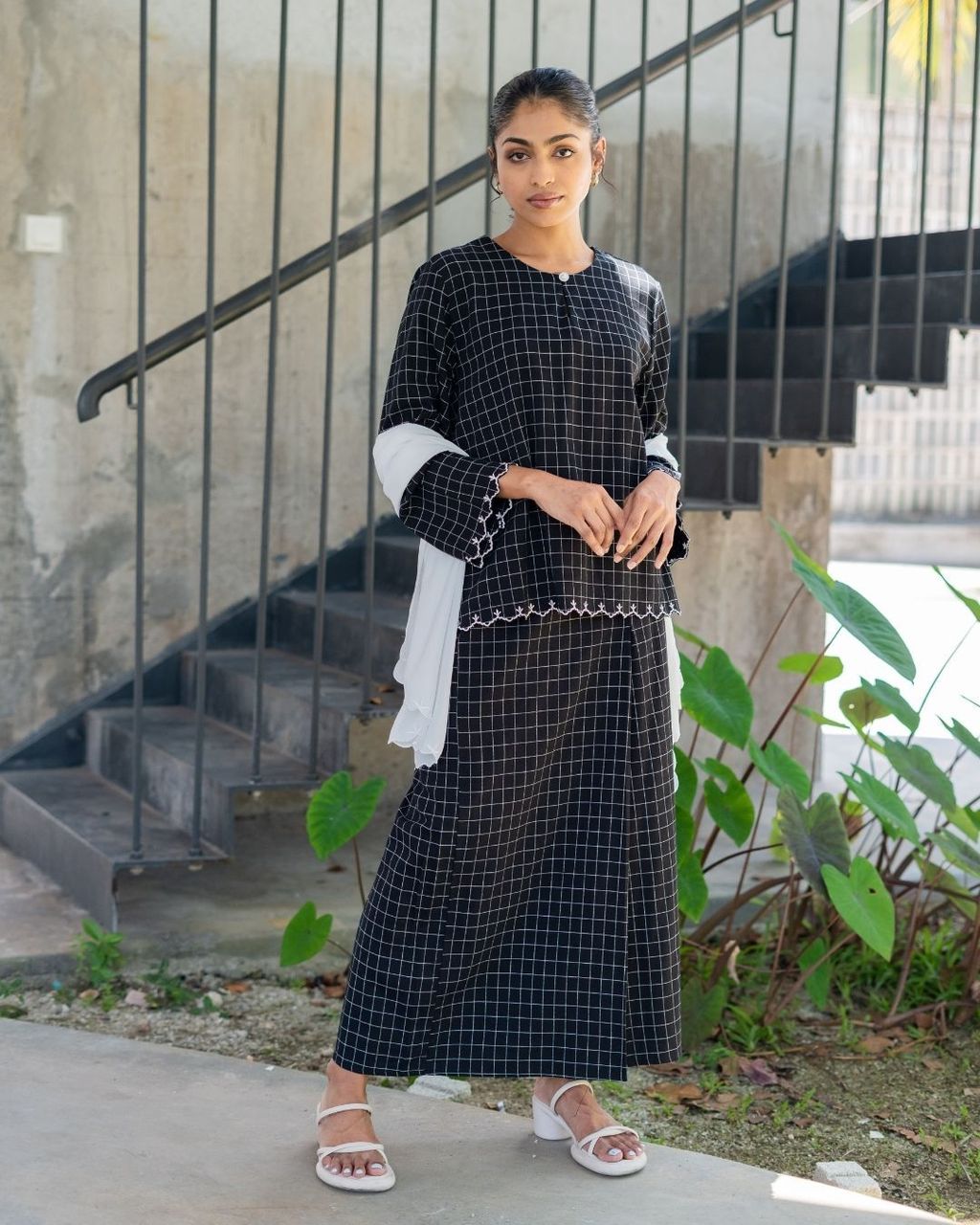haura-wear-manes-skirt-set-sulam-embroidery-pario-klasik-tradisional-mini kebaya-fabrik eyelet-raya-muslimah-long-sleeve-baju-skirt-kain-perempuan-baju-sepasang (16)