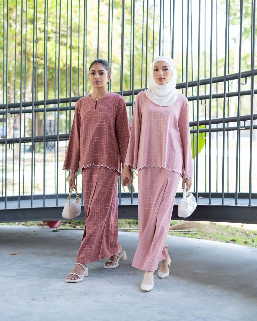 haura-wear-manes-skirt-set-sulam-embroidery-pario-klasik-tradisional-mini kebaya-fabrik eyelet-raya-muslimah-long-sleeve-baju-skirt-kain-perempuan-baju-sepasang (14)