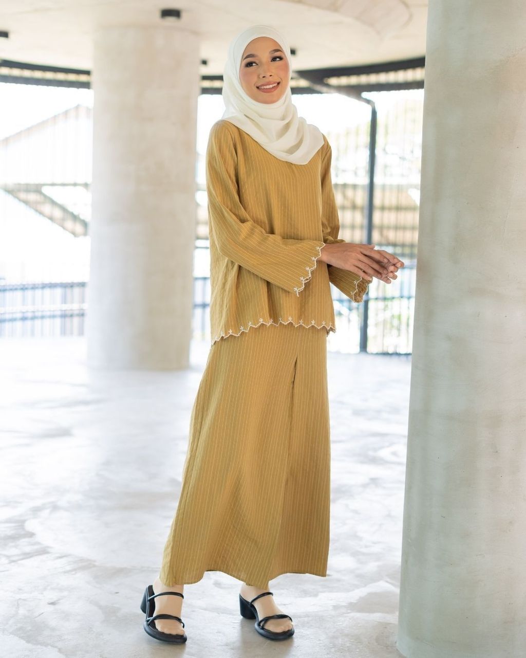 haura-wear-nadha-skirt-set-sulam-embroidery-pario-klasik-tradisional-mini kebaya-fabrik eyelet-raya-muslimah-long-sleeve-baju-skirt-kain-perempuan-baju-sepasang (7)