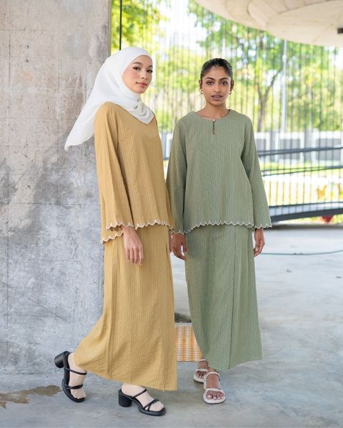 haura-wear-nadha-skirt-set-sulam-embroidery-pario-klasik-tradisional-mini kebaya-fabrik eyelet-raya-muslimah-long-sleeve-baju-skirt-kain-perempuan-baju-sepasang (16)