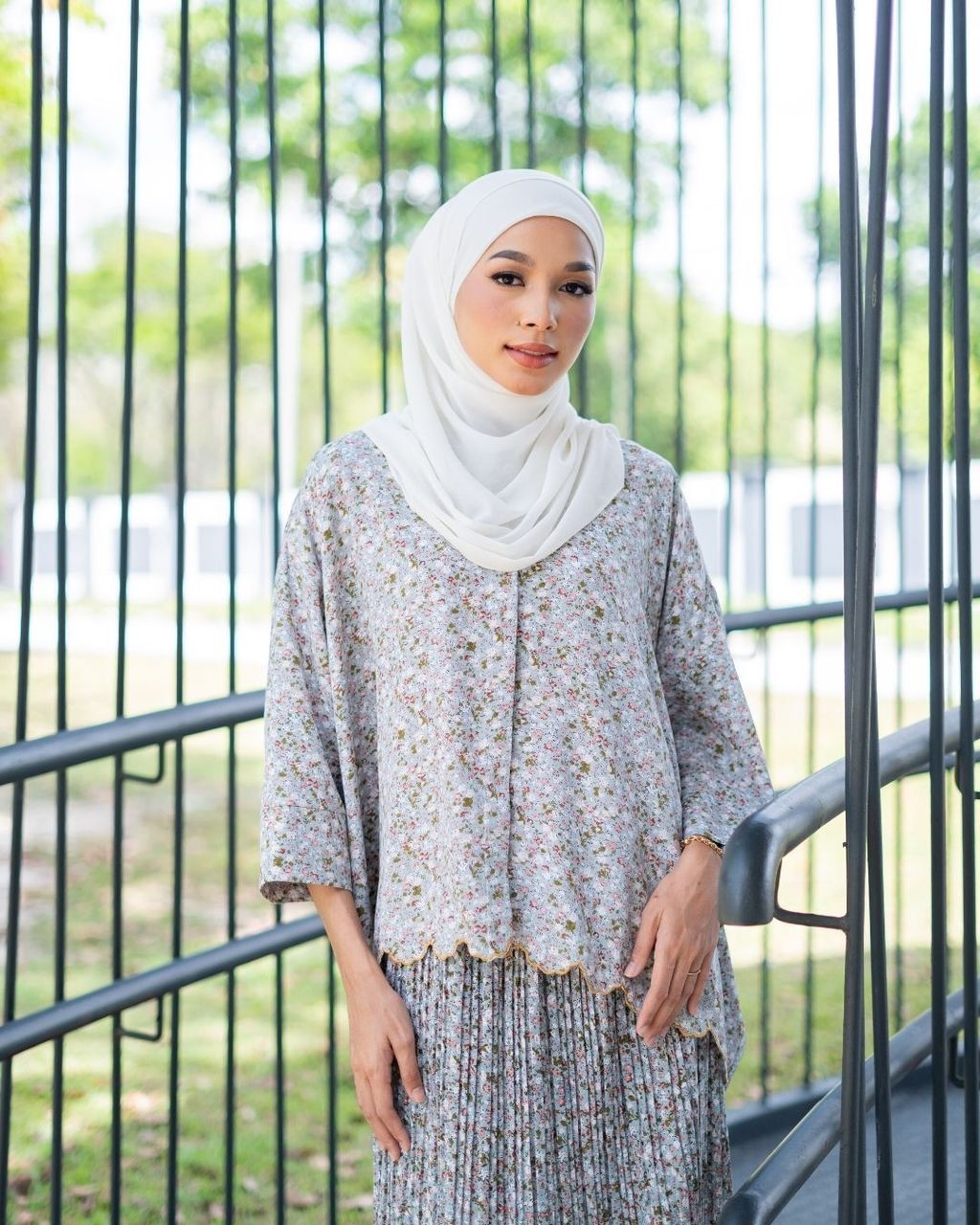 haura-wear-mekar-skirt-set-sulam-embroidery-pario-klasik-tradisional-mini kebaya-fabrik eyelet-raya-muslimah-long-sleeve-baju-skirt-kain-perempuan-baju-sepasang (8)