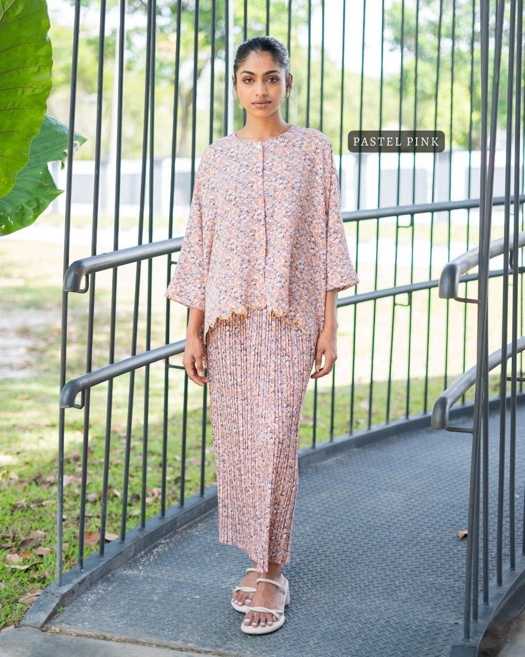 haura-wear-mekar-skirt-set-sulam-embroidery-pario-klasik-tradisional-mini kebaya-fabrik eyelet-raya-muslimah-long-sleeve-baju-skirt-kain-perempuan-baju-sepasang (2)