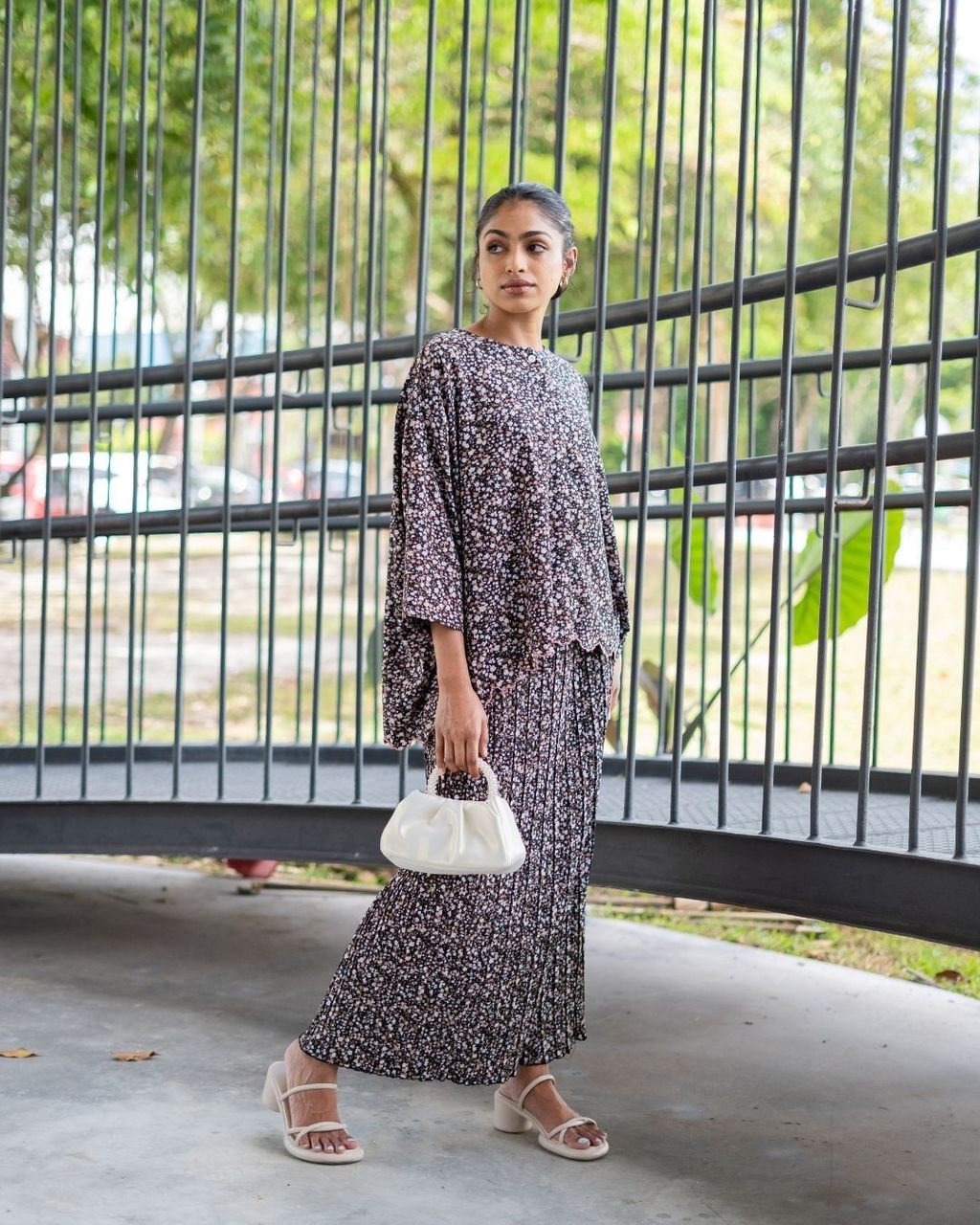 haura-wear-mekar-skirt-set-sulam-embroidery-pario-klasik-tradisional-mini kebaya-fabrik eyelet-raya-muslimah-long-sleeve-baju-skirt-kain-perempuan-baju-sepasang (6)