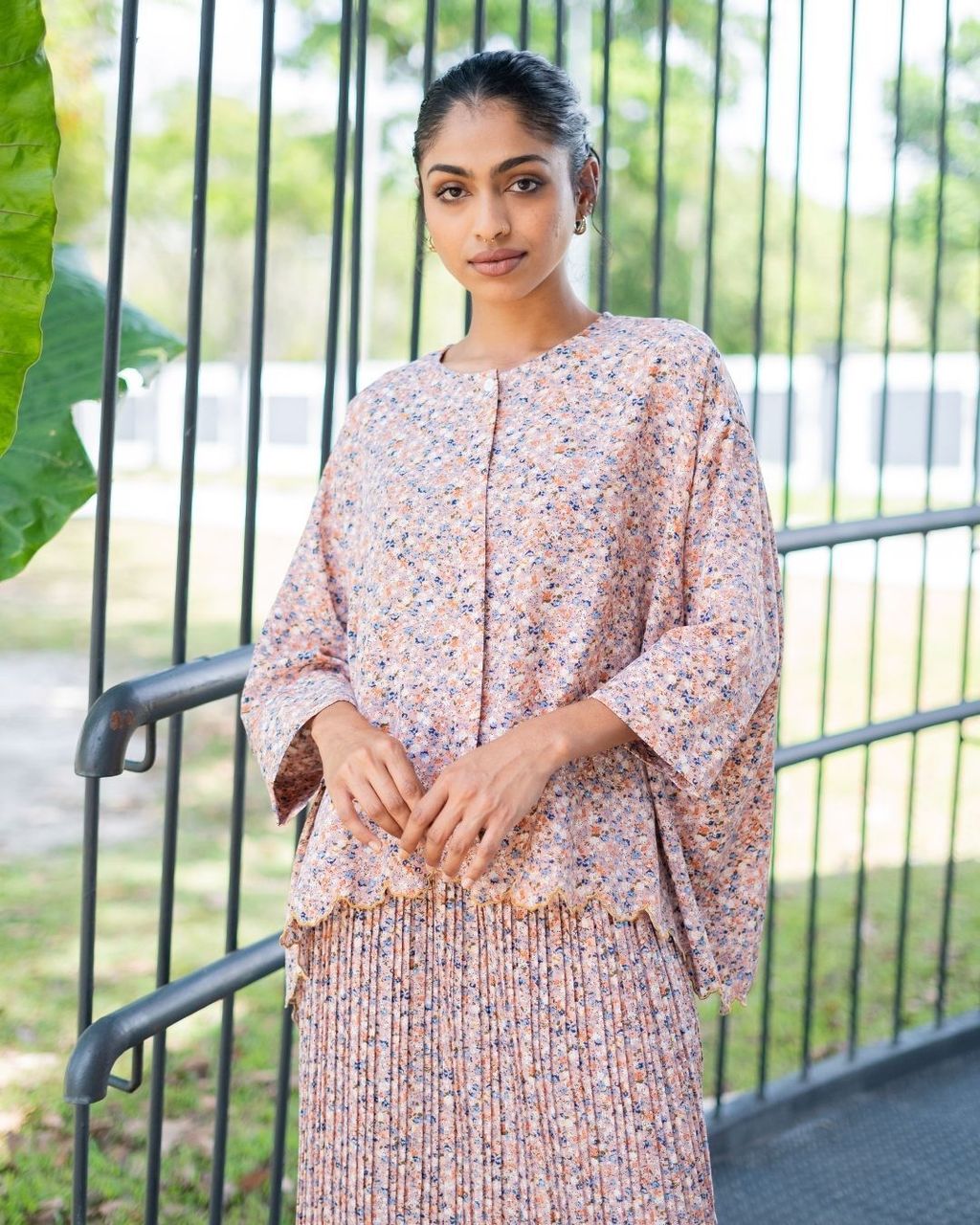 haura-wear-mekar-skirt-set-sulam-embroidery-pario-klasik-tradisional-mini kebaya-fabrik eyelet-raya-muslimah-long-sleeve-baju-skirt-kain-perempuan-baju-sepasang (7)