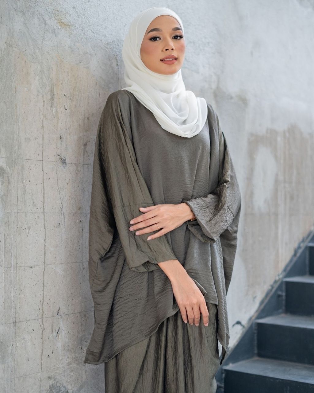 haura-wear-indah-skirt-set-sulam-embroidery-pario-klasik-tradisional-mini kebaya-fabrik eyelet-raya-muslimah-long-sleeve-baju-skirt-kain-perempuan-baju-sepasang (27)