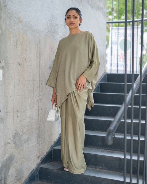 haura-wear-indah-skirt-set-sulam-embroidery-pario-klasik-tradisional-mini kebaya-fabrik eyelet-raya-muslimah-long-sleeve-baju-skirt-kain-perempuan-baju-sepasang (28)