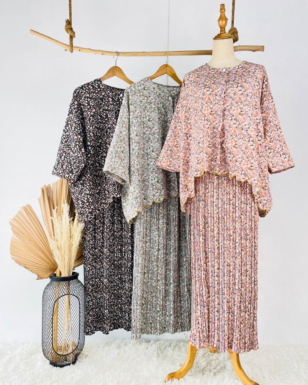 haura-wear-mekar-skirt-set-sulam-embroidery-pario-klasik-tradisional-mini kebaya-fabrik eyelet-raya-muslimah-long-sleeve-baju-skirt-kain-perempuan-baju-sepasang (15)
