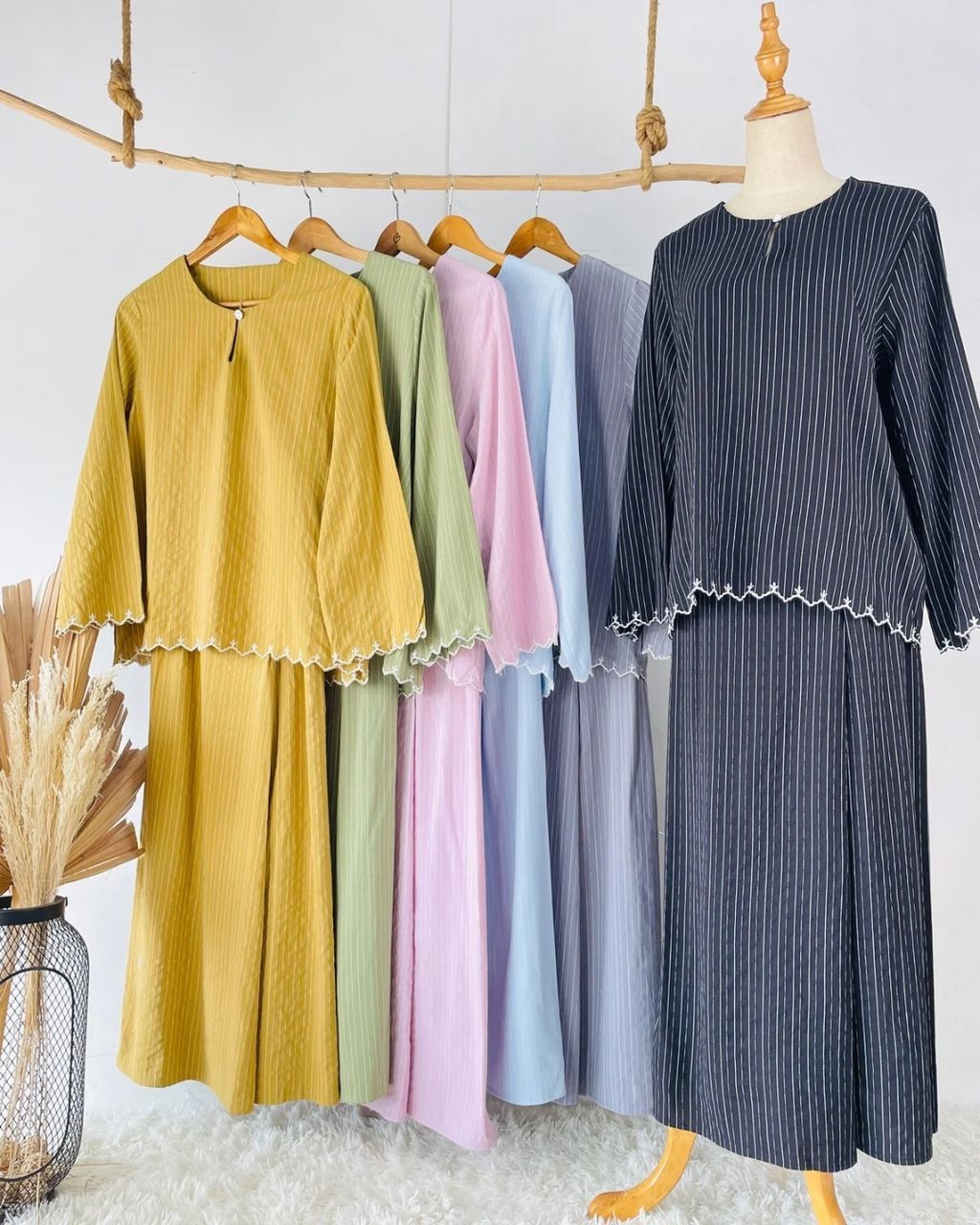 haura-wear-nadha-skirt-set-sulam-embroidery-pario-klasik-tradisional-mini kebaya-fabrik eyelet-raya-muslimah-long-sleeve-baju-skirt-kain-perempuan-baju-sepasang (1)