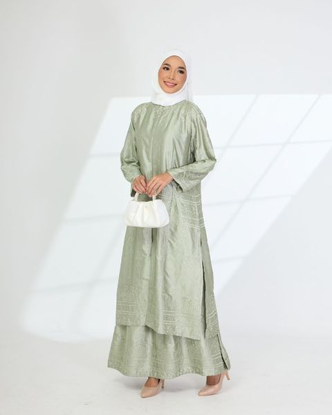 haura-wear-malikha-skirt-set-sulam-embroidery-pario-klasik-tradisional-mini kebaya-fabrik eyelet-raya-muslimah-long-sleeve-baju-skirt-kain-perempuan-baju-sepasang (11)