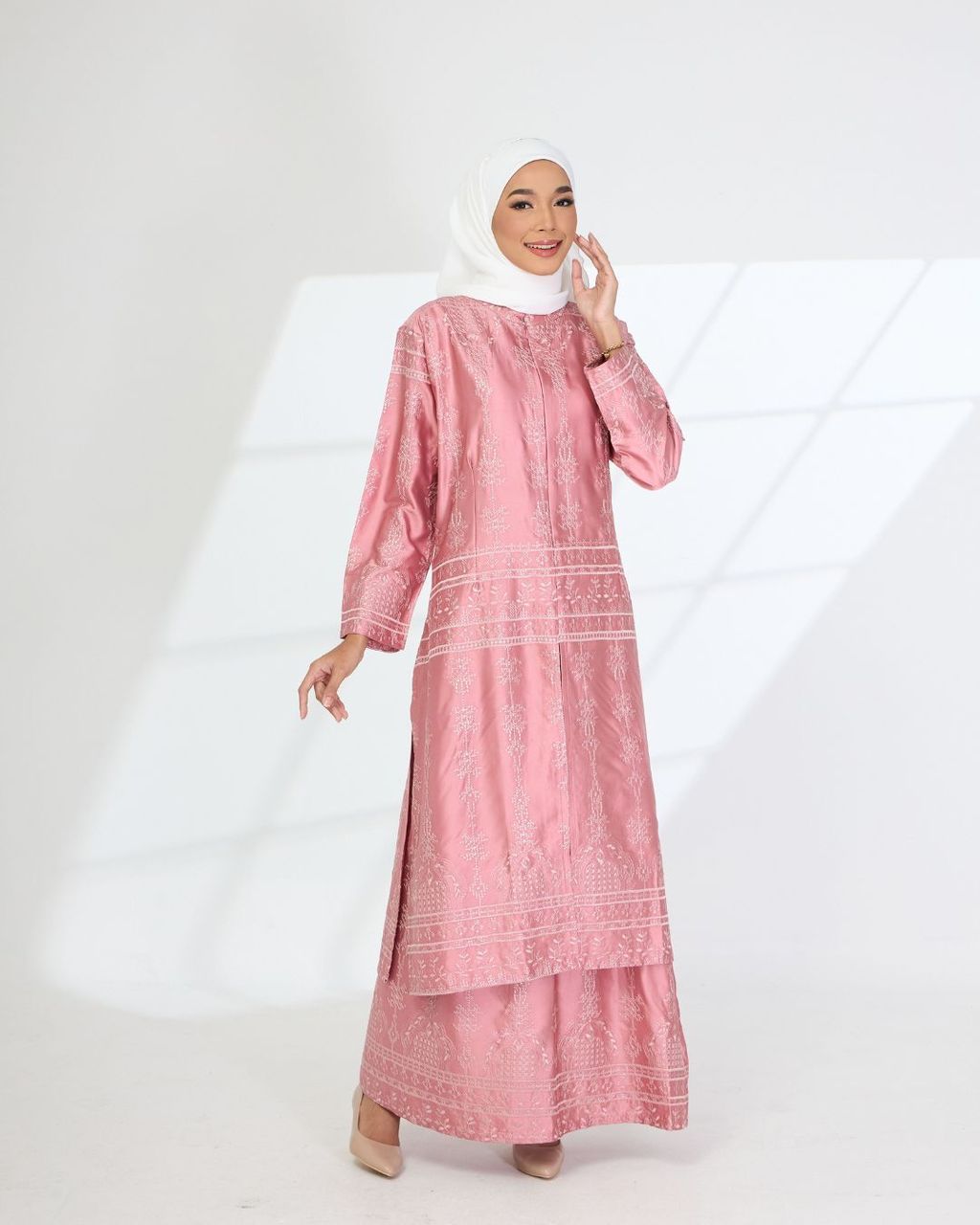 haura-wear-malikha-skirt-set-sulam-embroidery-pario-klasik-tradisional-mini kebaya-fabrik eyelet-raya-muslimah-long-sleeve-baju-skirt-kain-perempuan-baju-sepasang (16)