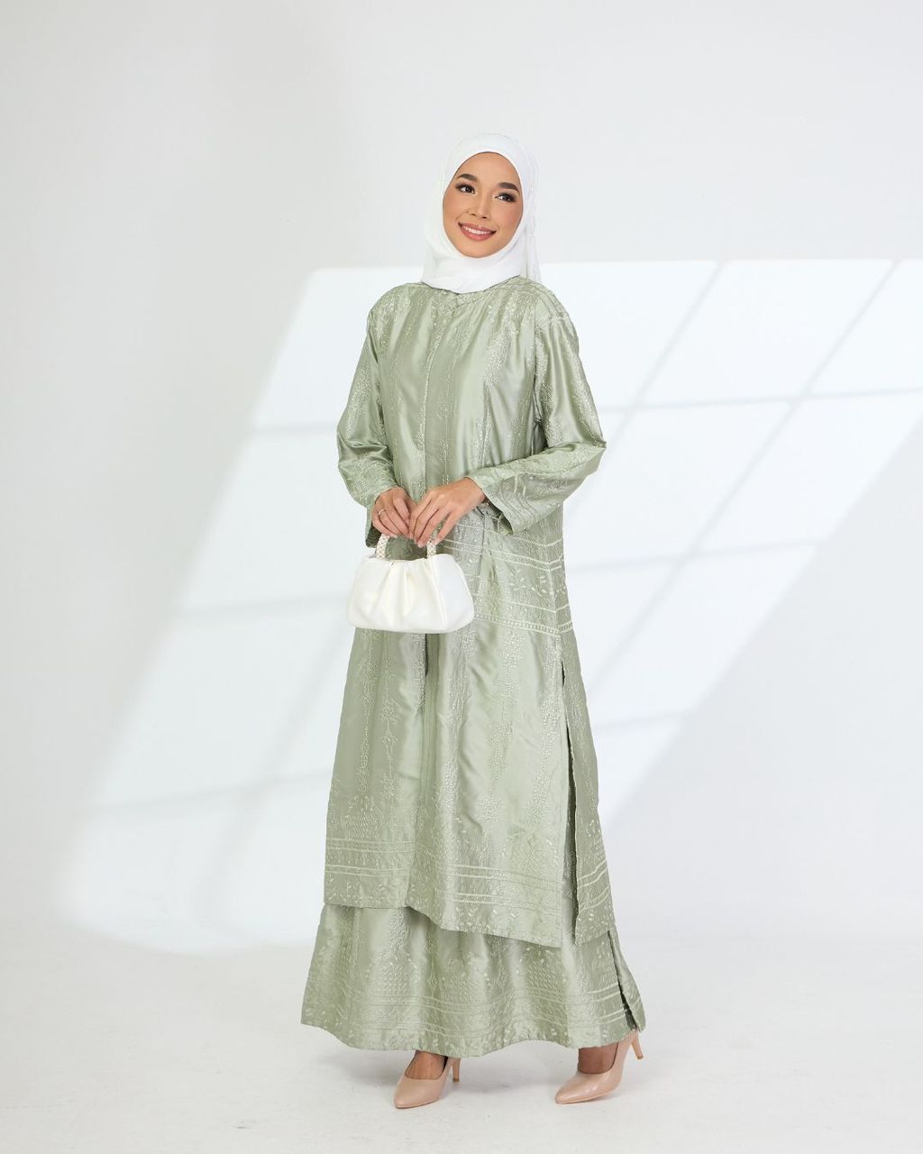 haura-wear-malikha-skirt-set-sulam-embroidery-pario-klasik-tradisional-mini kebaya-fabrik eyelet-raya-muslimah-long-sleeve-baju-skirt-kain-perempuan-baju-sepasang (22)