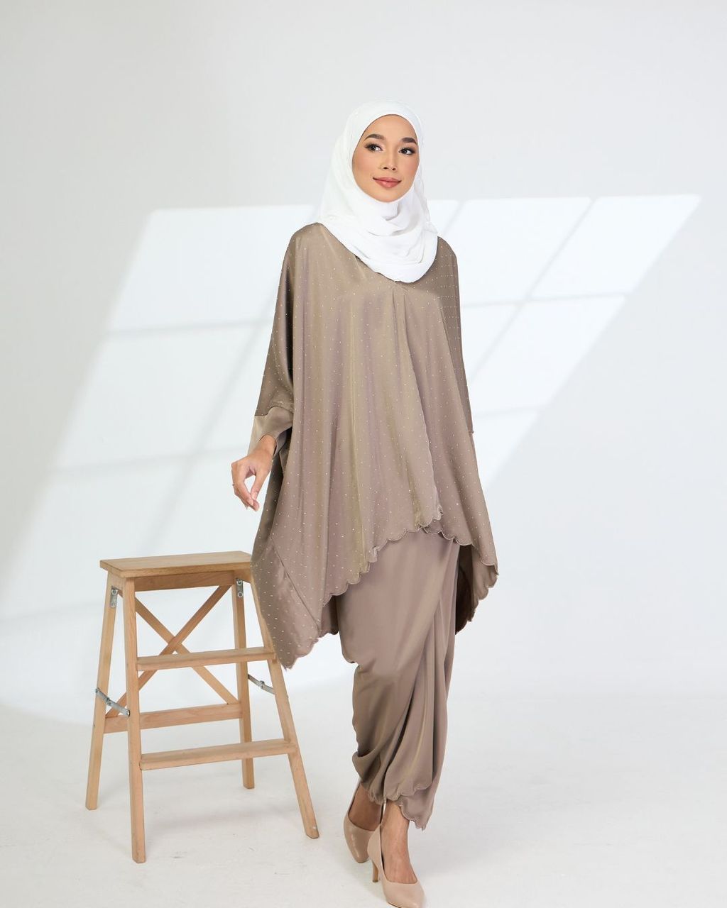 haura-wear-hawwa-skirt-set-sulam-embroidery-pario-klasik-tradisional-mini kebaya-fabrik eyelet-raya-muslimah-long-sleeve-baju-skirt-kain-perempuan-baju-sepasang (16)