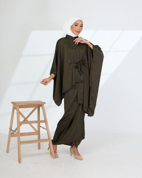 haura-wear-vivy-skirt-set-sulam-embroidery-pario-klasik-tradisional-mini kebaya-fabrik eyelet-raya-muslimah-long-sleeve-baju-skirt-kain-perempuan-baju-sepasang (9)
