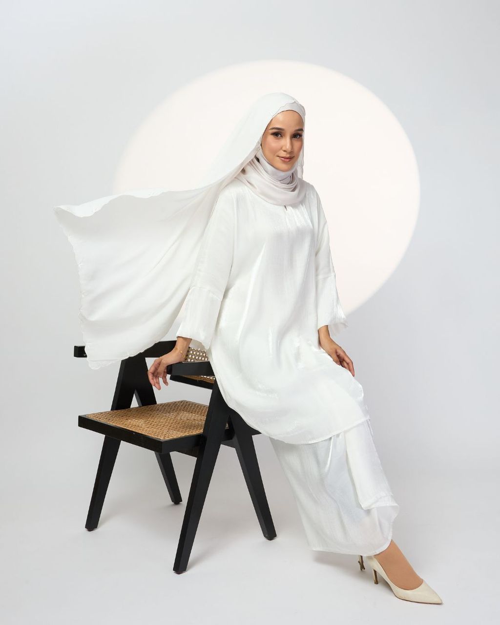 haura-wear-hawwa-skirt-set-sulam-embroidery-pario-klasik-tradisional-mini kebaya-fabrik eyelet-raya-muslimah-long-sleeve-baju-skirt-kain-perempuan-baju-sepasang (10)