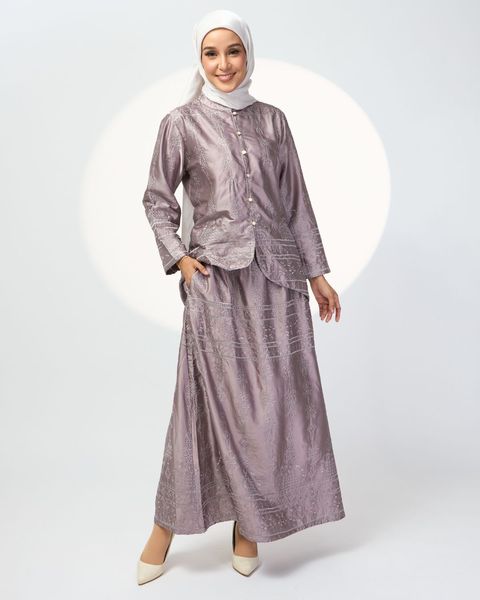 haura-wear-mikayla-skirt-set-sulam-embroidery-pario-klasik-tradisional-mini kebaya-fabrik eyelet-raya-muslimah-long-sleeve-baju-skirt-kain-perempuan-baju-sepasang (9)