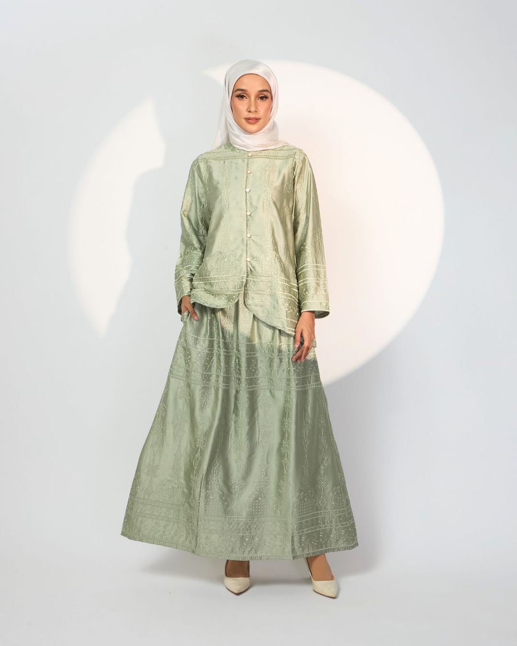 haura-wear-mikayla-skirt-set-sulam-embroidery-pario-klasik-tradisional-mini kebaya-fabrik eyelet-raya-muslimah-long-sleeve-baju-skirt-kain-perempuan-baju-sepasang (40)