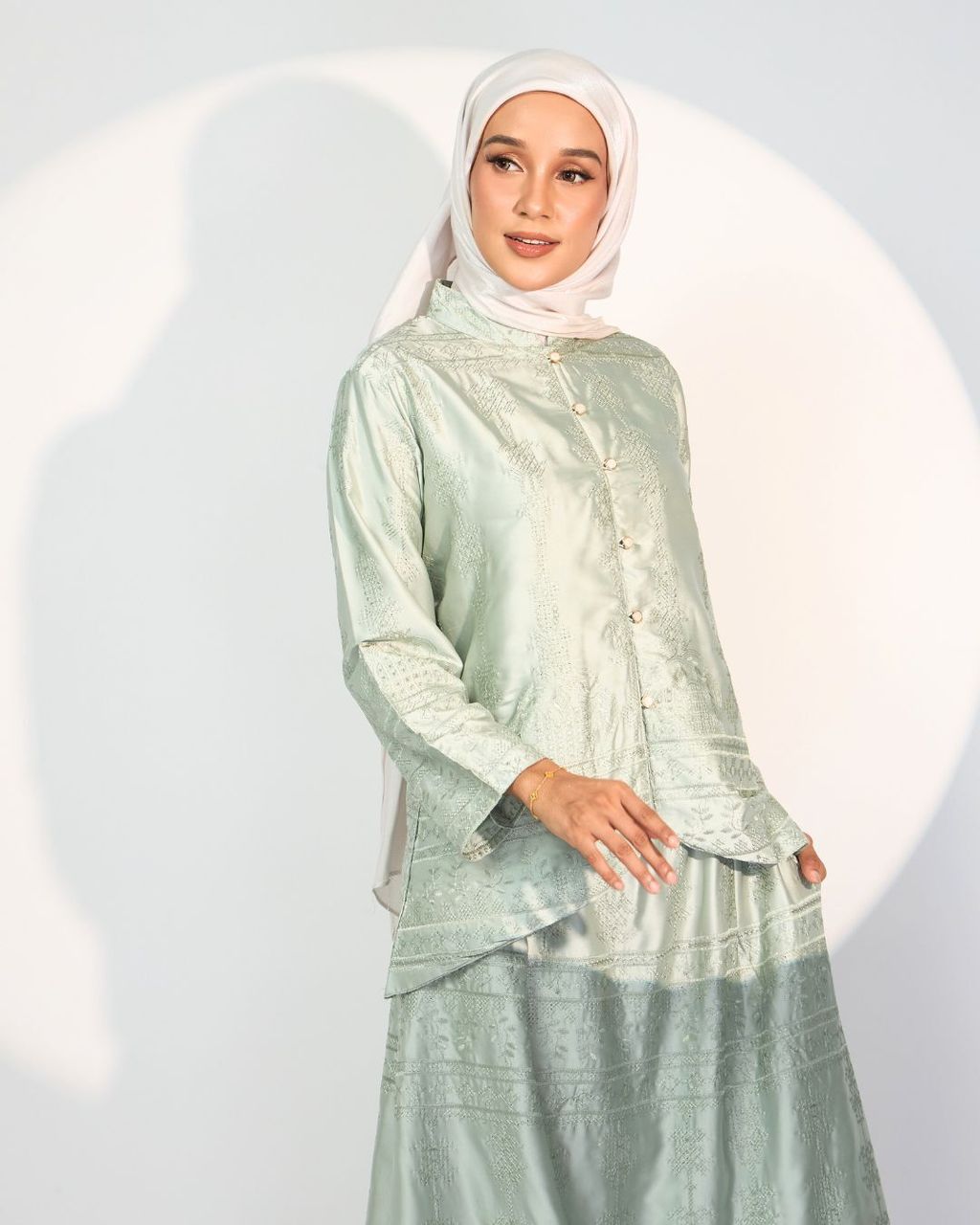 haura-wear-mikayla-skirt-set-sulam-embroidery-pario-klasik-tradisional-mini kebaya-fabrik eyelet-raya-muslimah-long-sleeve-baju-skirt-kain-perempuan-baju-sepasang (31)