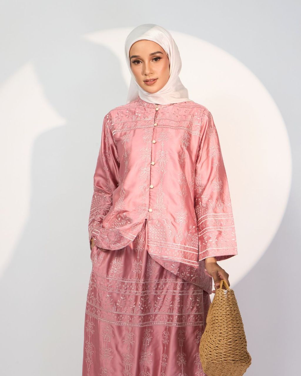 haura-wear-mikayla-skirt-set-sulam-embroidery-pario-klasik-tradisional-mini kebaya-fabrik eyelet-raya-muslimah-long-sleeve-baju-skirt-kain-perempuan-baju-sepasang (20)
