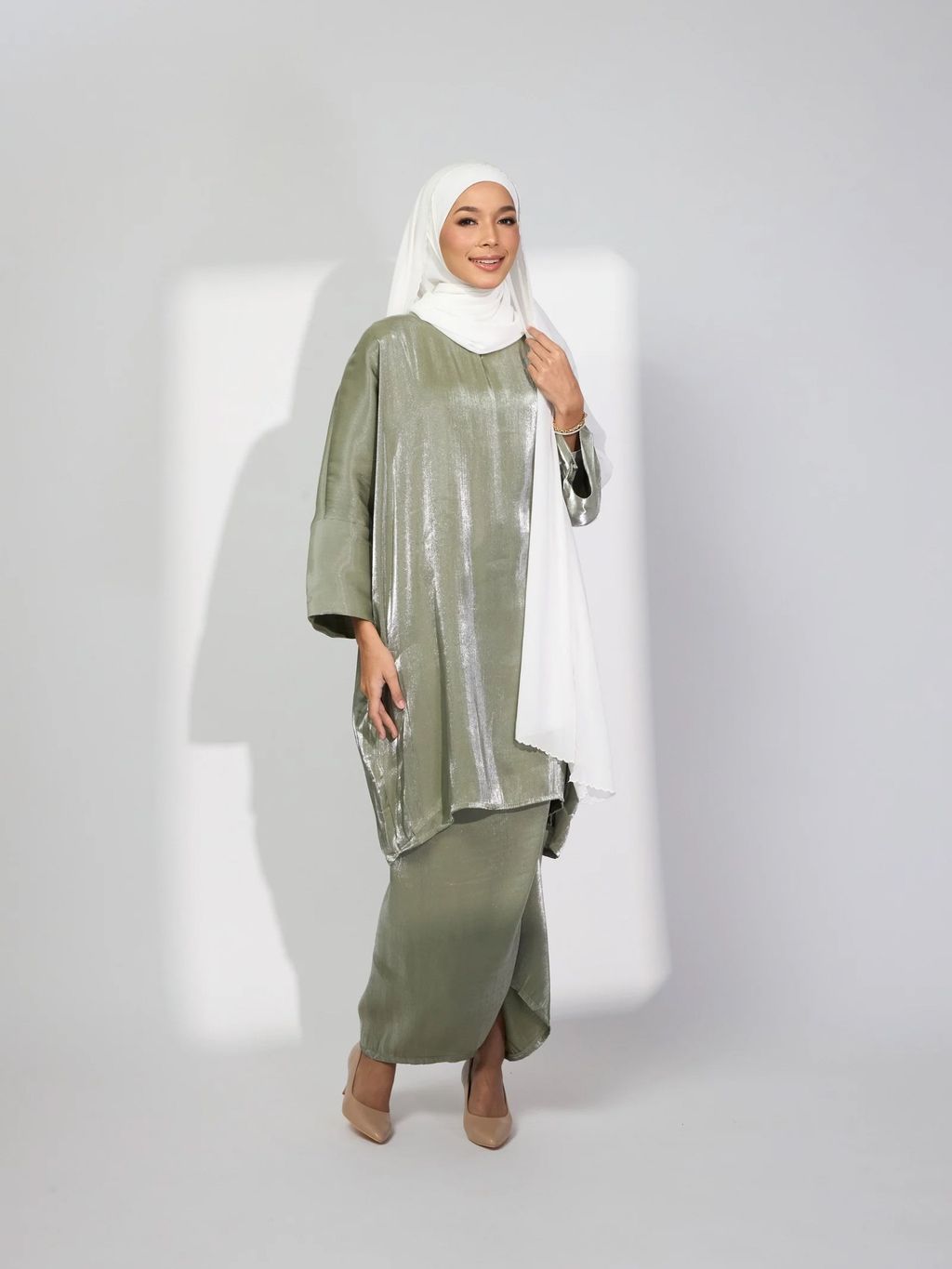 haura-wear-dewi-skirt-set-sulam-embroidery-pario-klasik-tradisional-mini kebaya-fabrik eyelet-raya-muslimah-long-sleeve-baju-skirt-kain-perempuan-baju-sepasang (9)