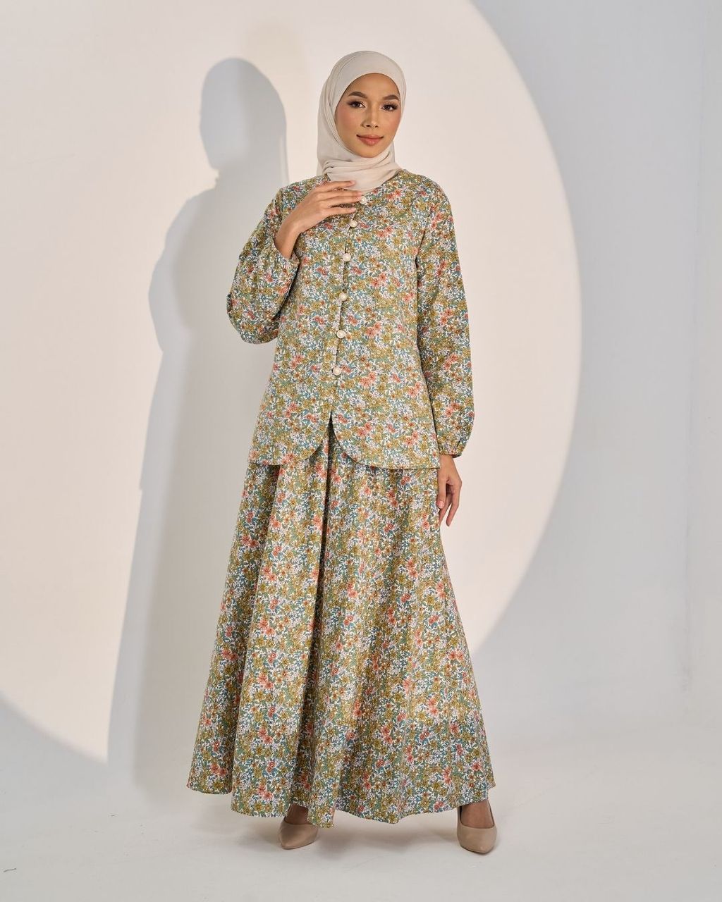 haura-wear-tasya-skirt-set-sulam-embroidery-pario-klasik-tradisional-mini kebaya-fabrik eyelet-raya-muslimah-long-sleeve-baju-skirt-kain-perempuan-baju-sepasang (5)