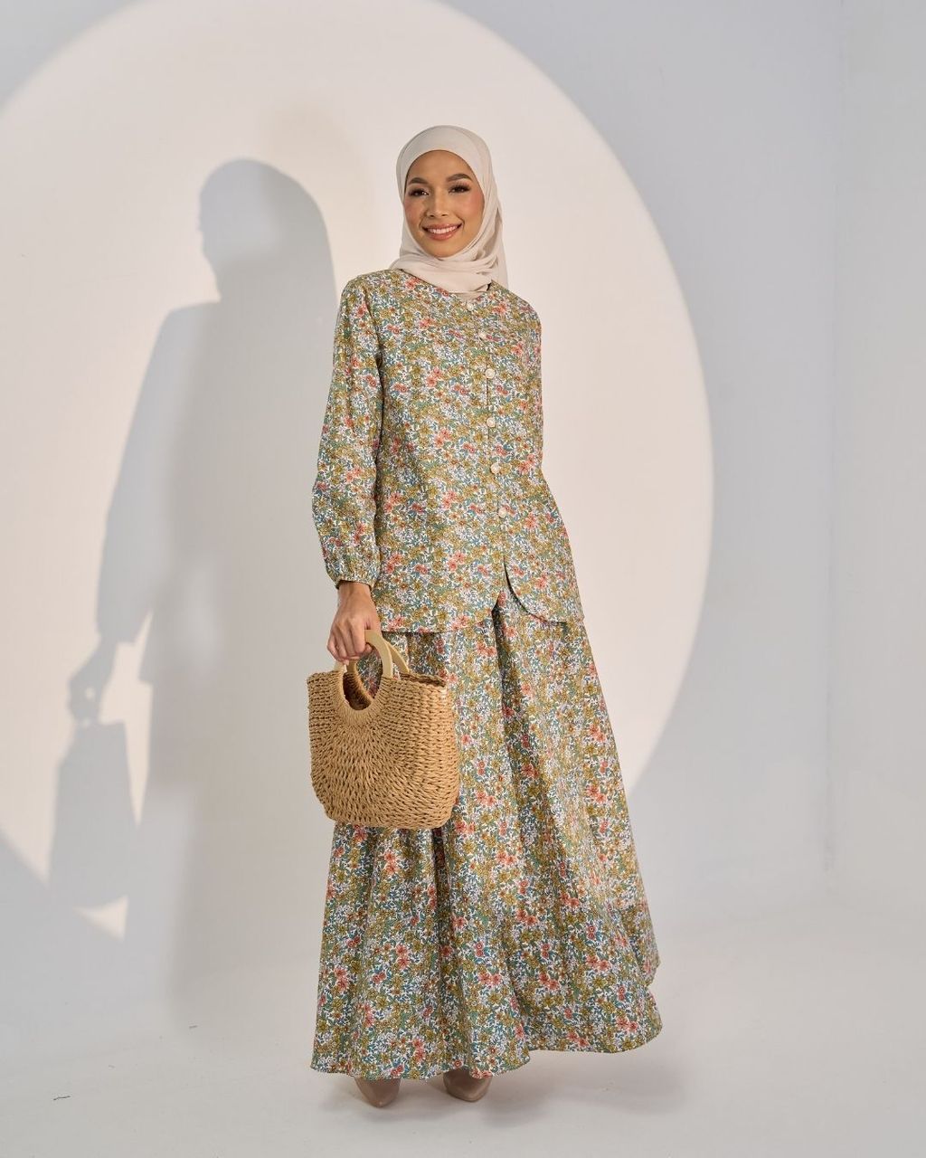 haura-wear-tasya-skirt-set-sulam-embroidery-pario-klasik-tradisional-mini kebaya-fabrik eyelet-raya-muslimah-long-sleeve-baju-skirt-kain-perempuan-baju-sepasang (6)