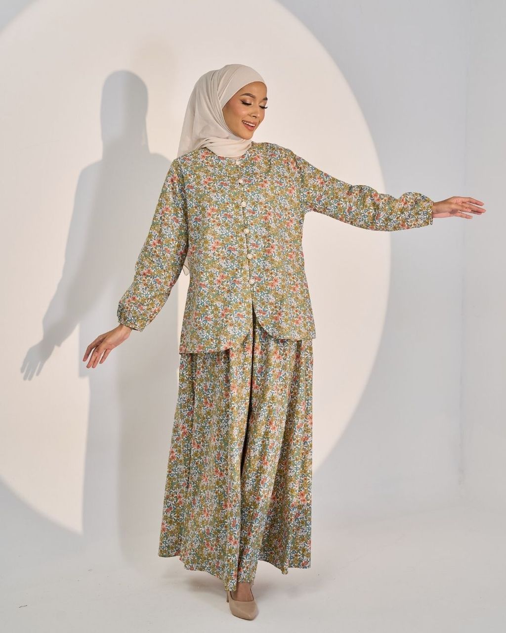 haura-wear-tasya-skirt-set-sulam-embroidery-pario-klasik-tradisional-mini kebaya-fabrik eyelet-raya-muslimah-long-sleeve-baju-skirt-kain-perempuan-baju-sepasang (7)