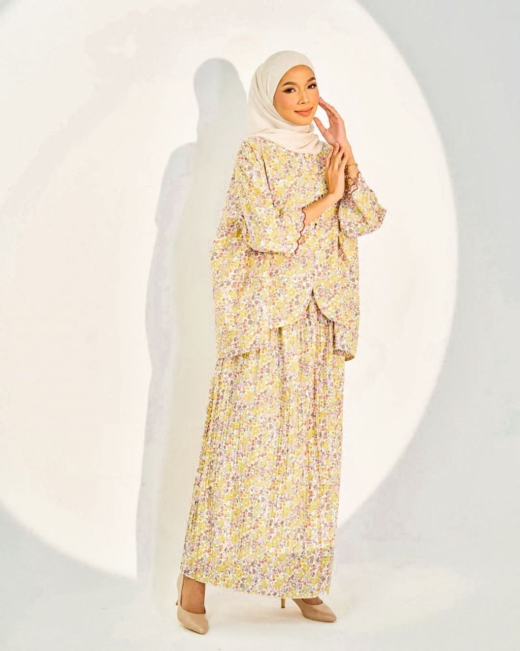 haura-wear-tessa-skirt-set-sulam-embroidery-pario-klasik-tradisional-mini kebaya-fabrik eyelet-raya-muslimah-long-sleeve-baju-skirt-kain-perempuan-baju-sepasang (3)