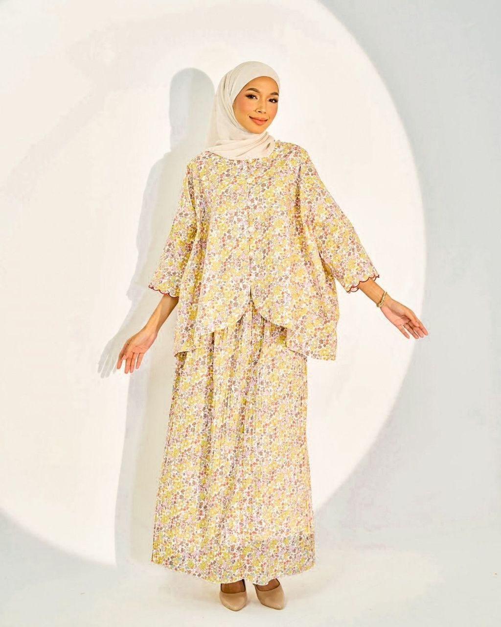 haura-wear-tessa-skirt-set-sulam-embroidery-pario-klasik-tradisional-mini kebaya-fabrik eyelet-raya-muslimah-long-sleeve-baju-skirt-kain-perempuan-baju-sepasang (2)