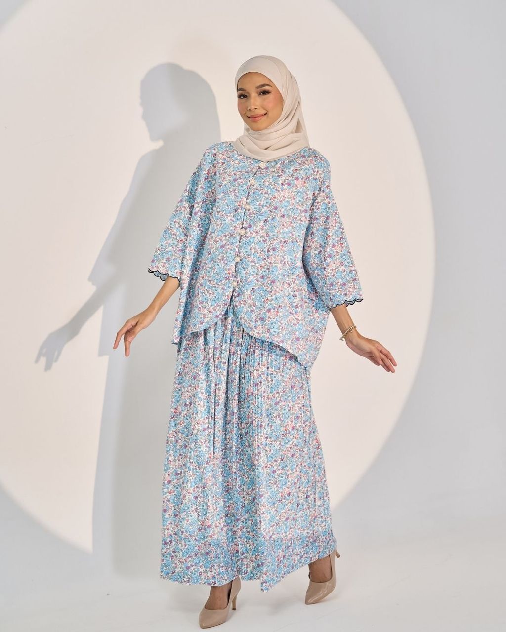 haura-wear-tessa-skirt-set-sulam-embroidery-pario-klasik-tradisional-mini kebaya-fabrik eyelet-raya-muslimah-long-sleeve-baju-skirt-kain-perempuan-baju-sepasang (12)