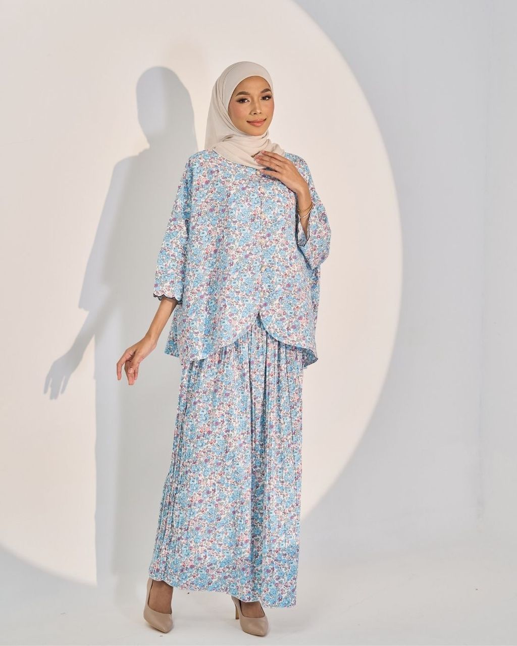 haura-wear-tessa-skirt-set-sulam-embroidery-pario-klasik-tradisional-mini kebaya-fabrik eyelet-raya-muslimah-long-sleeve-baju-skirt-kain-perempuan-baju-sepasang (11)