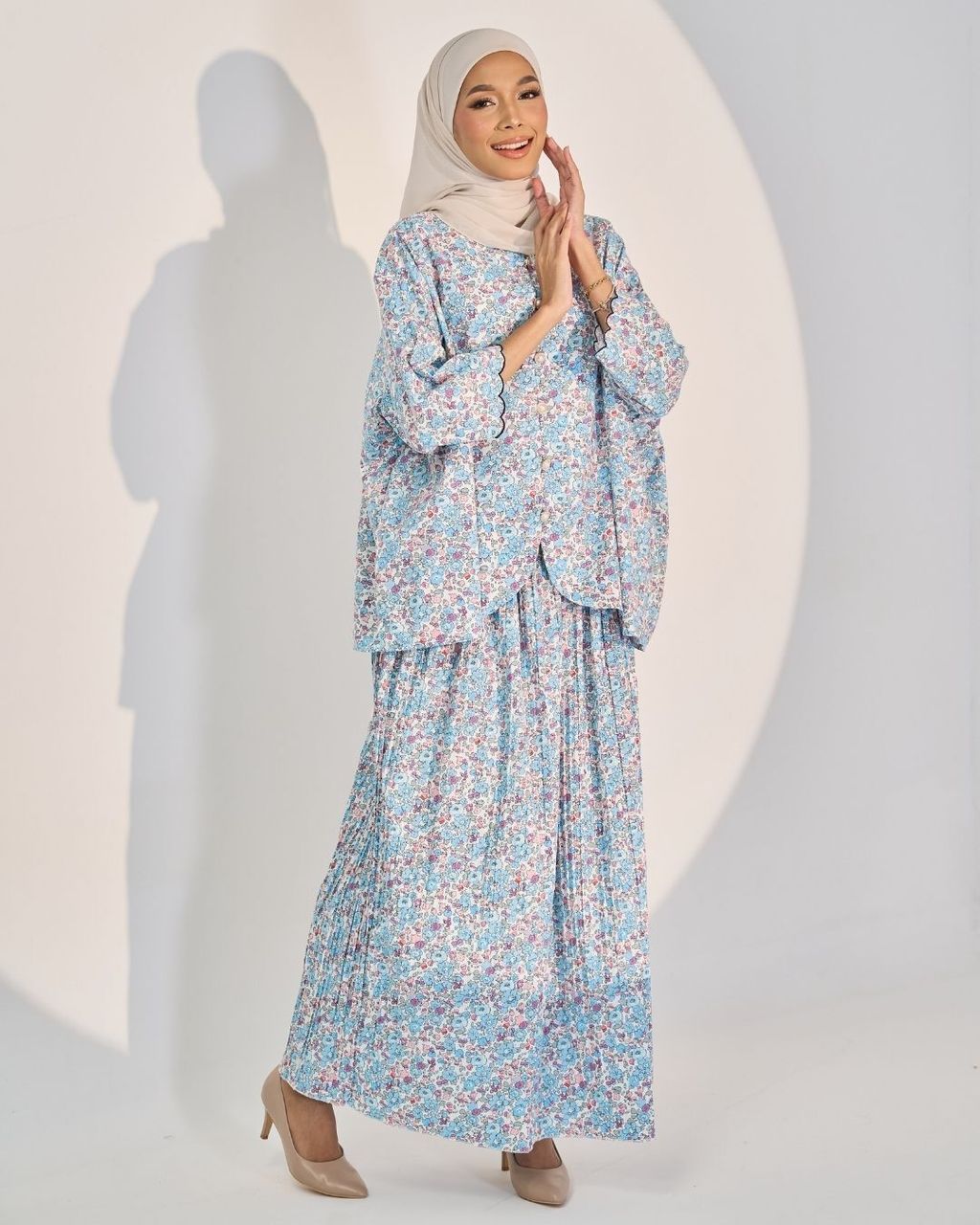 haura-wear-tessa-skirt-set-sulam-embroidery-pario-klasik-tradisional-mini kebaya-fabrik eyelet-raya-muslimah-long-sleeve-baju-skirt-kain-perempuan-baju-sepasang (14)