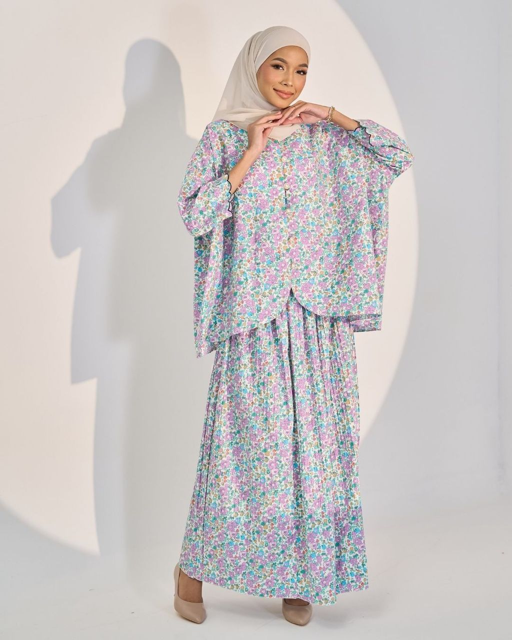 haura-wear-tessa-skirt-set-sulam-embroidery-pario-klasik-tradisional-mini kebaya-fabrik eyelet-raya-muslimah-long-sleeve-baju-skirt-kain-perempuan-baju-sepasang (16)