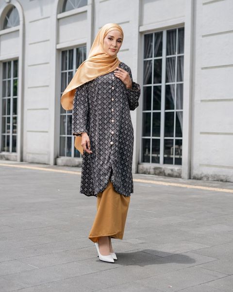 haura-wear-leila-skirt-set-sulam-embroidery-pario-klasik-tradisional-mini kebaya-fabrik eyelet-raya-muslimah-long-sleeve-baju-skirt-kain-perempuan-baju-sepasang (2)