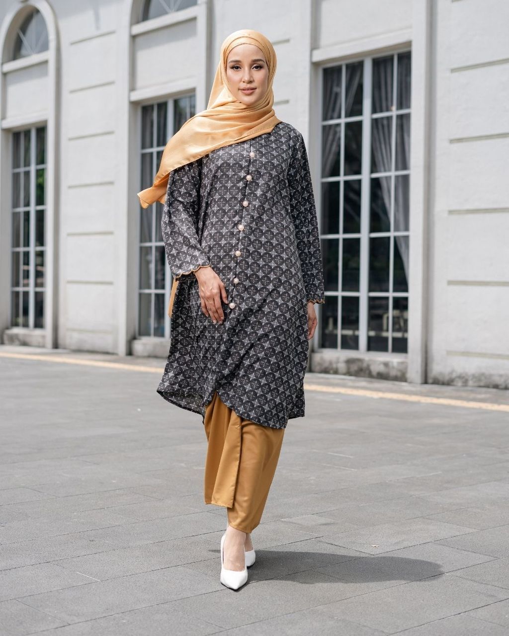 haura-wear-leila-skirt-set-sulam-embroidery-pario-klasik-tradisional-mini kebaya-fabrik eyelet-raya-muslimah-long-sleeve-baju-skirt-kain-perempuan-baju-sepasang (4)