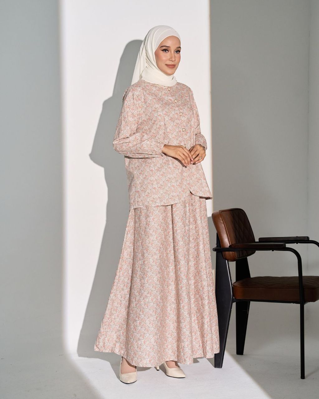 haura-wear-tasya-skirt-set-sulam-embroidery-pario-klasik-tradisional-mini kebaya-fabrik eyelet-raya-muslimah-long-sleeve-baju-skirt-kain-perempuan-baju-sepasang (3)