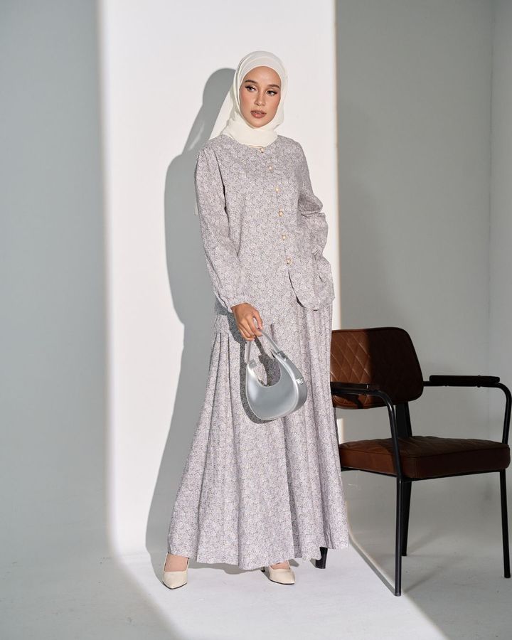 haura-wear-tasya-skirt-set-sulam-embroidery-pario-klasik-tradisional-mini kebaya-fabrik eyelet-raya-muslimah-long-sleeve-baju-skirt-kain-perempuan-baju-sepasang (12)