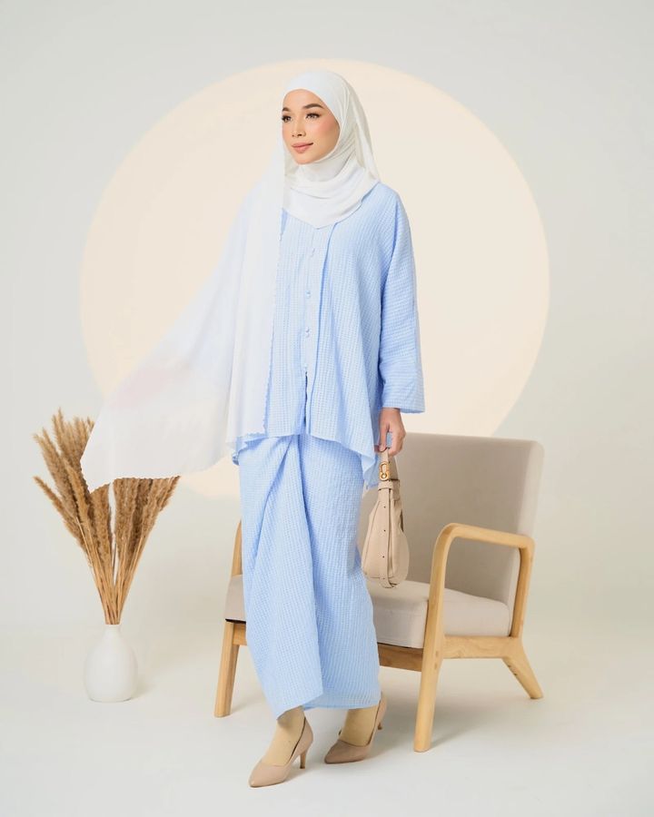 haura-wear-qaseh-skirt-set-sulam-embroidery-pario-klasik-tradisional-mini kebaya-fabrik eyelet-raya-muslimah-long-sleeve-baju-skirt-kain-perempuan-baju-sepasang (9)