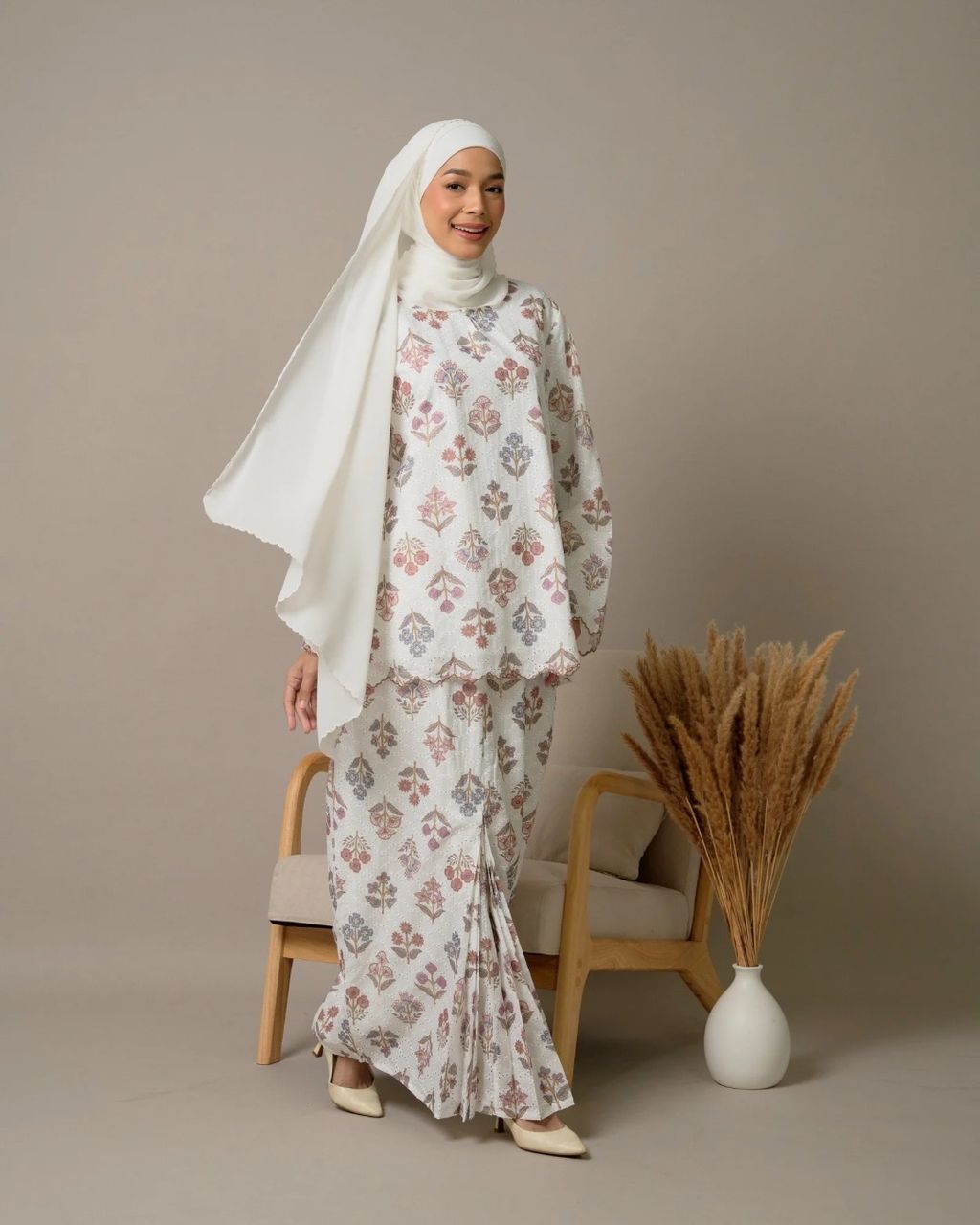 haura-wear-mayang-skirt-set-sulam-embroidery-pario-klasik-tradisional-mini kebaya-fabrik eyelet-raya-muslimah-long-sleeve-baju-skirt-kain-perempuan-baju-sepasang (3)