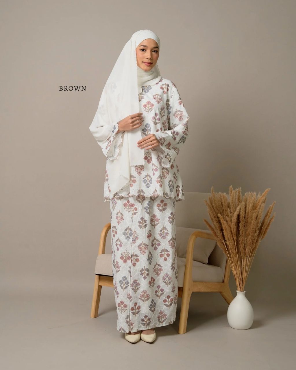 haura-wear-mayang-skirt-set-sulam-embroidery-pario-klasik-tradisional-mini kebaya-fabrik eyelet-raya-muslimah-long-sleeve-baju-skirt-kain-perempuan-baju-sepasang (10)