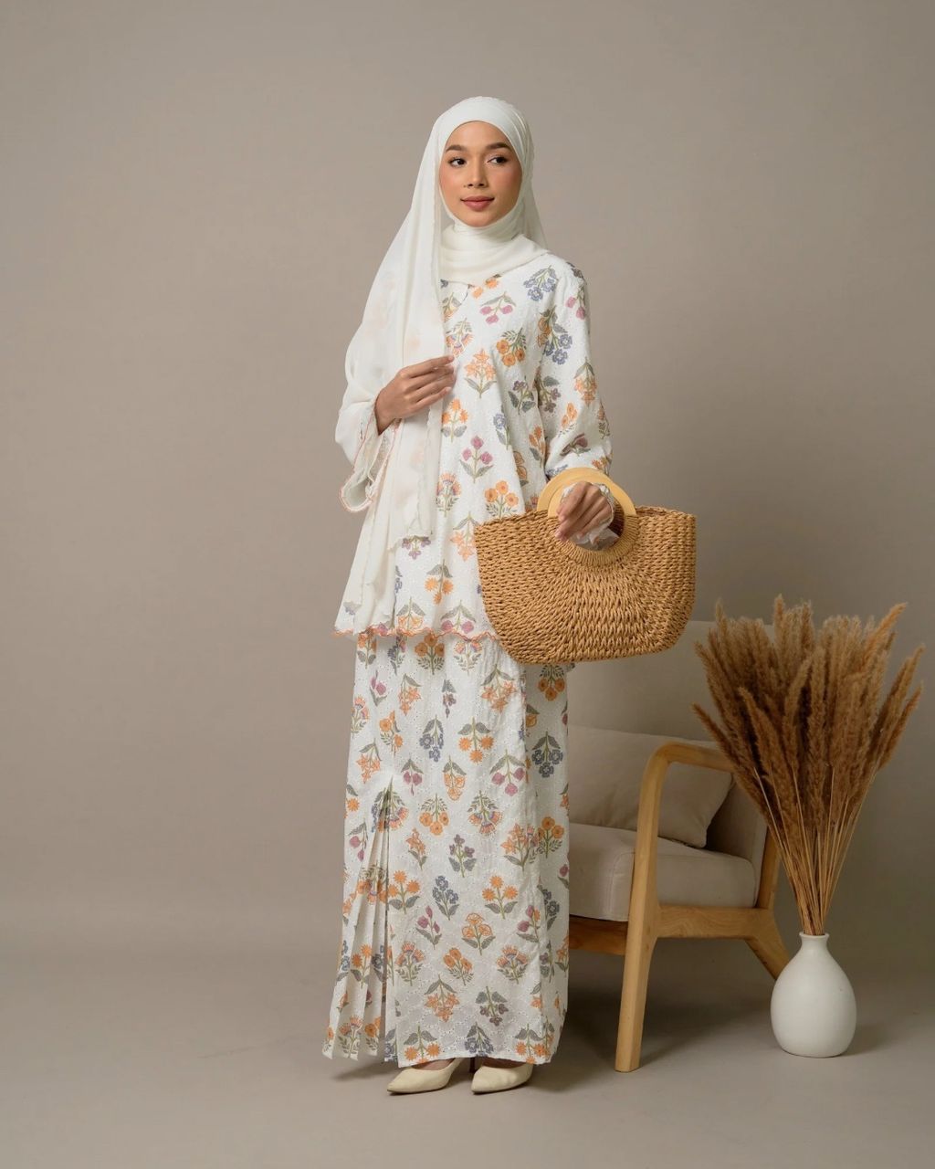 haura-wear-mayang-skirt-set-sulam-embroidery-pario-klasik-tradisional-mini kebaya-fabrik eyelet-raya-muslimah-long-sleeve-baju-skirt-kain-perempuan-baju-sepasang (18)